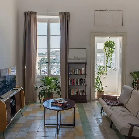 Valletta's Window: Quaint 1 Bedroom With Views Il-Furjana