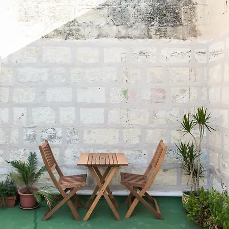 Valletta's Window: Quaint 1 Bedroom With Views